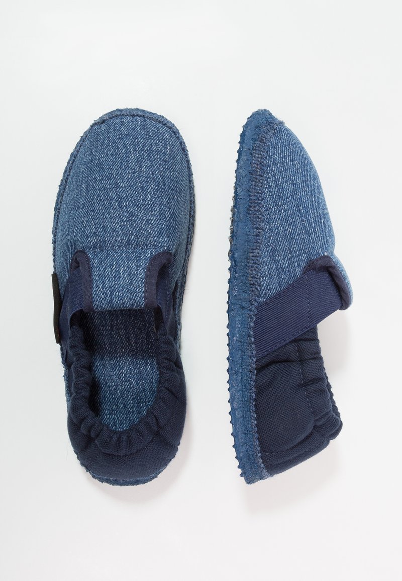 Blauwe denim stof slippers met elastische openingen, textuur rubberen zolen en zachte marineblauwe accenten. Ontworpen voor comfort en casual gebruik.
