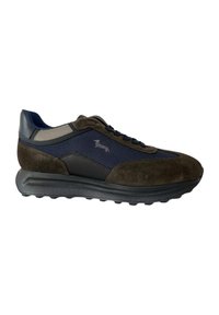 Sneaker realizzati in pelle scura scamosciata marrone e rete blu navy, con suola in gomma nera, chiusura con lacci e un piccolo logo sul lato.