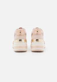 Rosa Sneaker aus Leder und synthetischen Materialien, mit klobiger weißer Sohle, goldenen Akzenten und abgerundeter Fersengestaltung. Glatte Oberfläche mit Nähdetails.