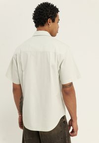 YOURTURN UNISEX - Bluza z gumbi - white