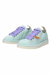 Sneakers in suede azzurro chiaro con lacci viola, suole in gomma bianca e un'etichetta di accent tan. Punta arrotondata e design minimalista.