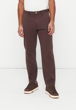 SONNY DOBBY - Nohavice chinos - rich brown