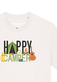Katoenen T-shirt, crème kleur, met zwarte en groene tekst "HAPPY CAMPER" en kampeersymbolen: tent, gitaar, kampvuur, camera en kompas.