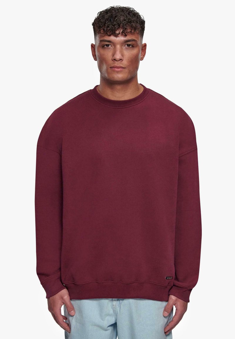 Bordeaux sweatshirt gemaakt van zacht materiaal, met een ronde hals, verlaagde schouders en ribgebreide manchetten. Casual pasvorm met een logo-accent.