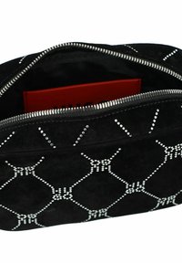 Bolso de ante negro con tachuelas plateadas en un patrón geométrico, con un cierre de cremallera que revela un interior rojo y espacio de almacenamiento adicional.