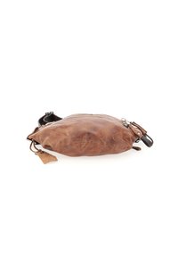 Pochette en cuir marron avec une texture subtile, fermeture éclair et une bandoulière amovible. Une petite étiquette en cuir est attachée. Design compact et arrondi.