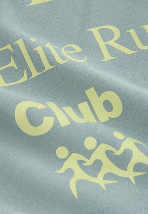Vaaleansininen kangas, jossa on suuret keltaiset tekstit "Elite Run" ja "Club", ja niiden alla tyylitellyt hahmot juoksemassa yhdessä.