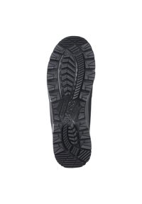 Semelle de chaussure en caoutchouc noir présentant un test de surface texturé avec des rainures et des motifs profonds pour une meilleure adhérence, avec une légère courbe sur les côtés.