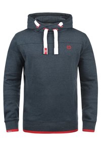 Sudadera gris confeccionada en tejido suave, con capucha regulable que presenta detalles en blanco y rojo, superficie texturizada y puños y dobladillo acanalados.