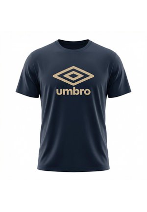 T-shirt bleu marine à manches courtes avec un logo Umbro beige et un texte centré sur le devant.
