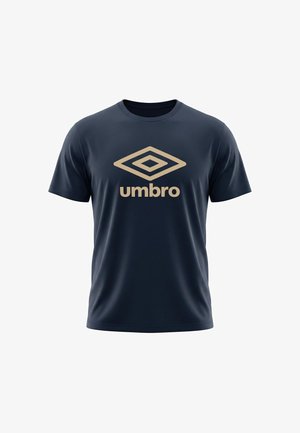 T-shirt bleu marine à manches courtes avec un logo Umbro beige et un texte centré sur le devant.