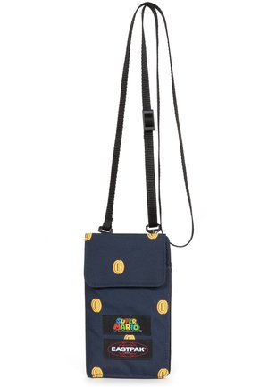 Granatowa torba na ramię z żółtymi wzorami monet, logo Super Mario i Eastpak na przodzie oraz regulowany czarny pasek.