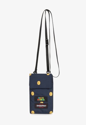 Marineblaue Crossbody-Tasche mit gelben Münzmustern, Super Mario und Eastpak Logos auf der Vorderseite und verstellbarem schwarzem Riemen.