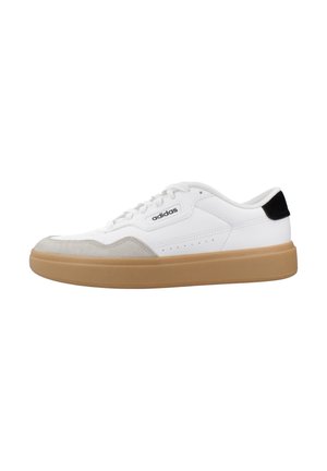 Sneaker Adidas bianca con punta in pelle scamosciata beige, suola in gomma, linguetta posteriore nera e logo laterale marchiato, vista da destra.