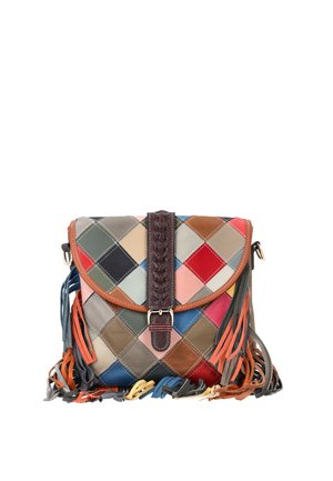 Kleine Crossbody-Tasche mit mehrfarbigem Leder-Patchwork, geflochtenem dunkelbraunem Riemen und bunten Lederfransen an den Seiten und am Boden.