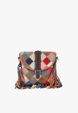 Kleine crossbodytas met meerkleurige leren patchwork, gevlochten donkerbruine band en kleurrijke leren franjes aan de zijkanten en onderkant.