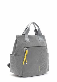 Petit sac à dos en tissu gris avec deux poignées, une poche avant zippée, des poches latérales et un cordon jaune attaché à la tirette de la fermeture éclair.