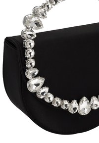 Borsa in raso nero con forma strutturata, decorata con una fila di grandi e piccoli cristalli trasparenti simili a gemme lungo la cinghia.