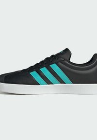 Sort atletiksko med tre turkise striber, gummisål, glat tekstur, fladt design og snørelukning.