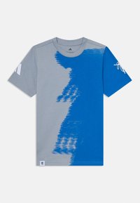Szaro-niebieski t-shirt z krótkim rękawem z bawełny, z gradientowym wzorem i białymi akcentami na rękawie, z detalem logo na dole.
