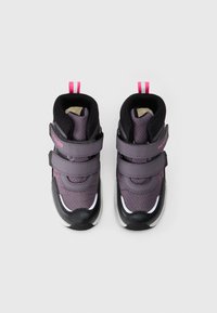 Chaussures d'enfants violet et noir avec une tige texturée, des semelles en caoutchouc, des sangles Velcro et une languette rose à l'arrière.