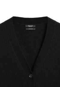 Svart kashmircardigan med V-ringning, en enkel knappstängning och en mjuk textur. Etiketter anger märke och materialkomposition.