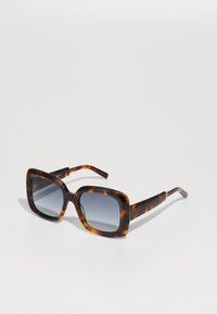 Gafas de sol cuadradas de carey con lentes gris degradado. Cuentan con gruesos marcos y detalle de logo grabado en las patillas.