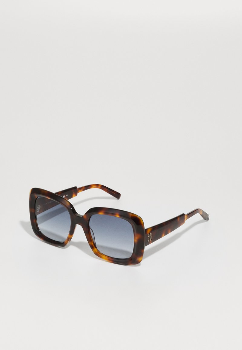 Gafas de sol cuadradas de carey con lentes gris degradado. Cuentan con gruesos marcos y detalle de logo grabado en las patillas.