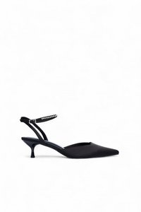 Melnas siksnu kurpes ar norādītu purngalu, satīna līdzīgas virsmas un dekoratīvu jostu ar mazām brillēm. Stiletto papēža dizains.