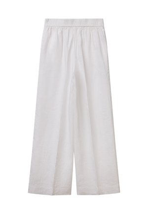 Białe spodnie z szerokimi nogawkami i elastycznym pasem, wykonane z lekkiego materiału, pokazane na jednolitym białym tle.