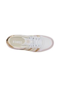 K-Swiss Sneaker in Weiß mit goldenen und pinken Akzenten. Verfügt über ein Obermaterial aus glattem Leder, weiße Schnürsenkel und eine weiche Innensohle. Einfaches, sportliches Design.