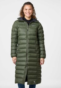 Cappotto imbottito verde oliva con una silhouette lunga. Presenta un design trapuntato, chiusura con zip, tasche laterali e il logo "Premium Down" all'orlo.