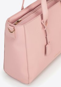 Bolso de mano de cuero rosa con un diseño estructurado, cierre superior con cremallera y acentos de hardware en tono dorado. Cuenta con asas dobles y una textura suave.