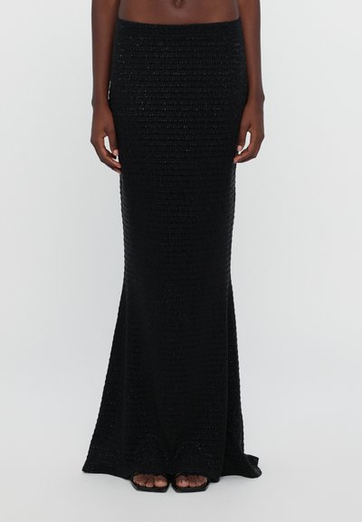 Jupe noire longue en matière texturée, avec une taille ajustée et un ourlet évasé. Douce avec un subtil éclat.