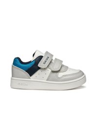 Zapatillas deportivas grises y blancas con detalles en azul y azul marino. Cuentan con dos tiras de velcro, detalles perforados y una suela de goma.