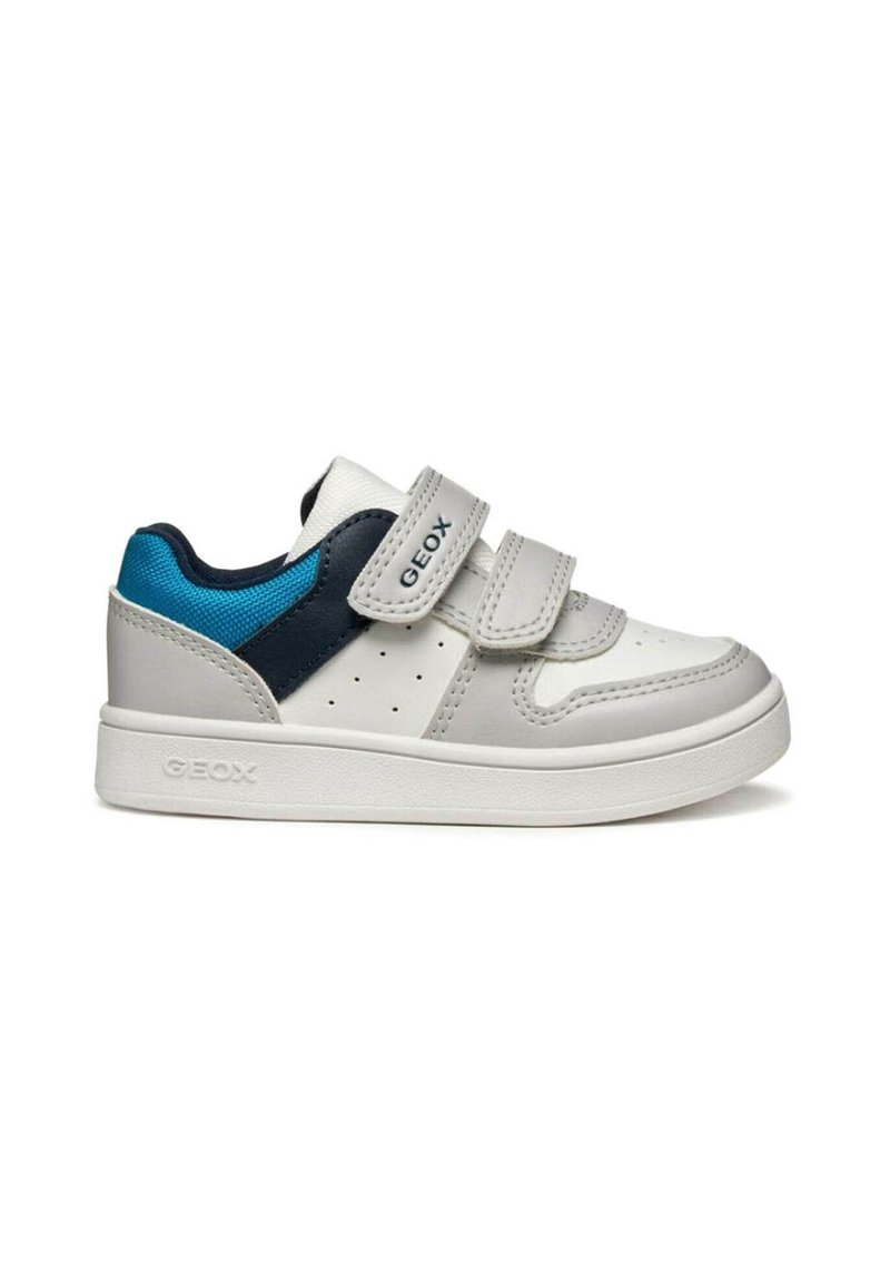 Zapatillas deportivas grises y blancas con detalles en azul y azul marino. Cuentan con dos tiras de velcro, detalles perforados y una suela de goma.