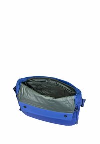 Blaue Umhängetasche mit offenem Deckel, die das gepolsterte Innenleben und mehrere Innentaschen zeigt, isoliert auf weißem Hintergrund.