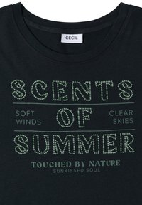 T-shirt noir à col rond avec le texte : « Parfums d'été, vents doux, ciel clair, touché par la nature, âme ensoleillée » en lettres vertes.