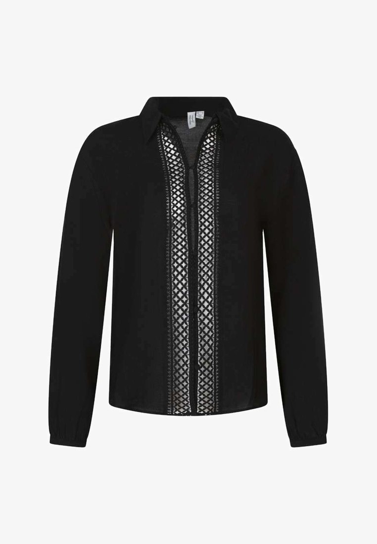 Blouse noire à manches longues avec fermeture boutonnée sur le devant, dotée d'un panneau en maille transparente à motifs et d'un col classique.