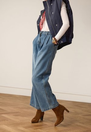 Manfield, Bottines à talons hauts - taupe