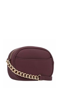 Borsa a tracolla bordeaux realizzata in materiale morbido, con tracolla in catena dorata, chiusura con zip e forma arrotondata con dettagli cuciti.