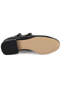 Zwarte lakleren schoen met een ronde neus, lage blokhak en een gladde afwerking. Voorzien van twee decoratieve banden met zilveren gespen.
