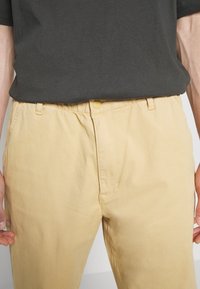 Levi's® XX CHINO EZ TAPER II - Calças - tan