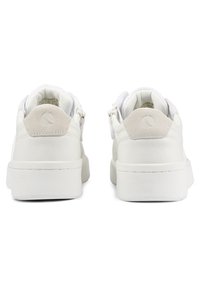 Witte sneakers met een gladde leren bovenkant en een gestructureerde rubberen zool. Kenmerken zijn een zachte beige accent op de hiel en minimalistische designelementen.