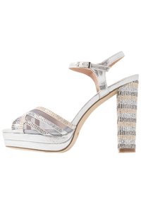Stříbrné metalické platformové sandály s náramkem kolem kotníku, se pruhovaným dekorativním svrškem a texturovaným vysokým blokovým podpatkem zdobeným kamínky.