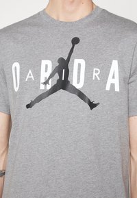 Jordan AIR STRETCH CREW - T-shirt con stampa - grey