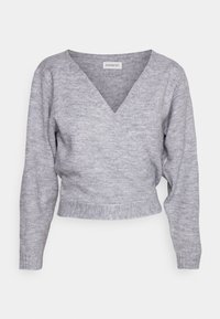 Grå omslagskofta i mjukt stickat tyg. Har en V-ringning, långa ärmar och en kort längd. Enkel, enhetlig textur utan mönster.