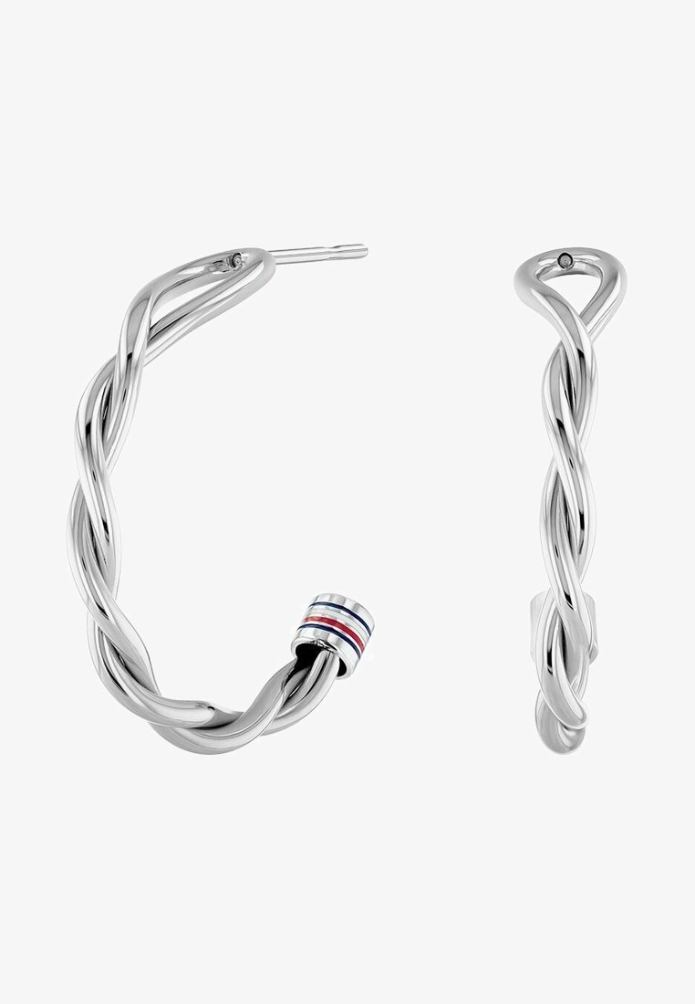 Boucles d'oreilles créoles torsadées en argent avec un petit détail cylindrique comportant des rayures bleues, blanches et rouges sur une boucle d'oreille.