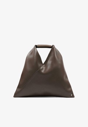 Brązowa skórzana torebka w kształcie trójkąta z klapką i małym metalowym logo u podstawy na białym tle.