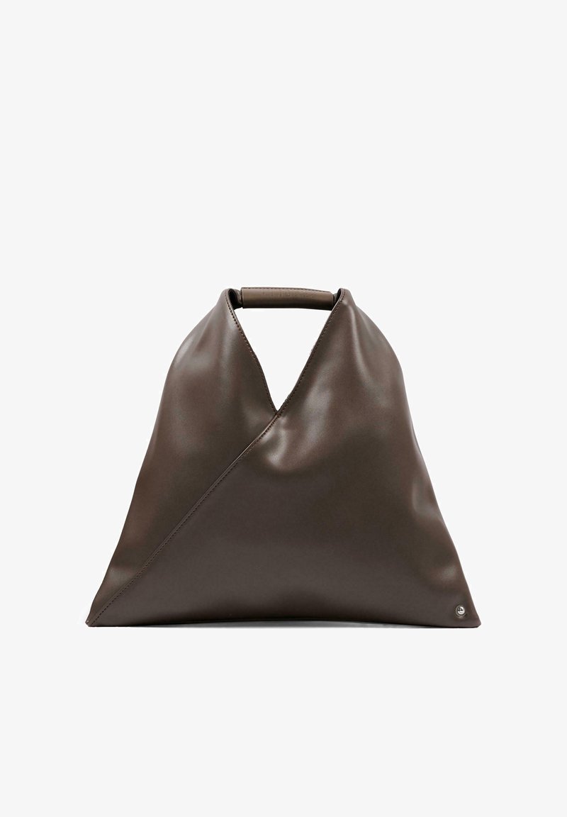 Sac à main triangulaire en cuir marron avec un rabat supérieur et un petit logo métallique près de la base sur fond blanc.